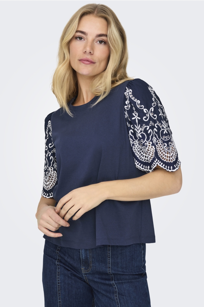 JDYOMA BRODERIE ANGLAISE TOP JRS 15341457 BLACK IRIS/EMBROIDERY